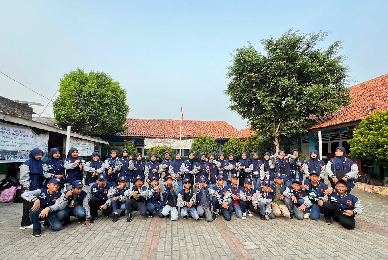 Siswa-siswi MI Maslakul Akhyar berfoto bersama di halaman madrasah
