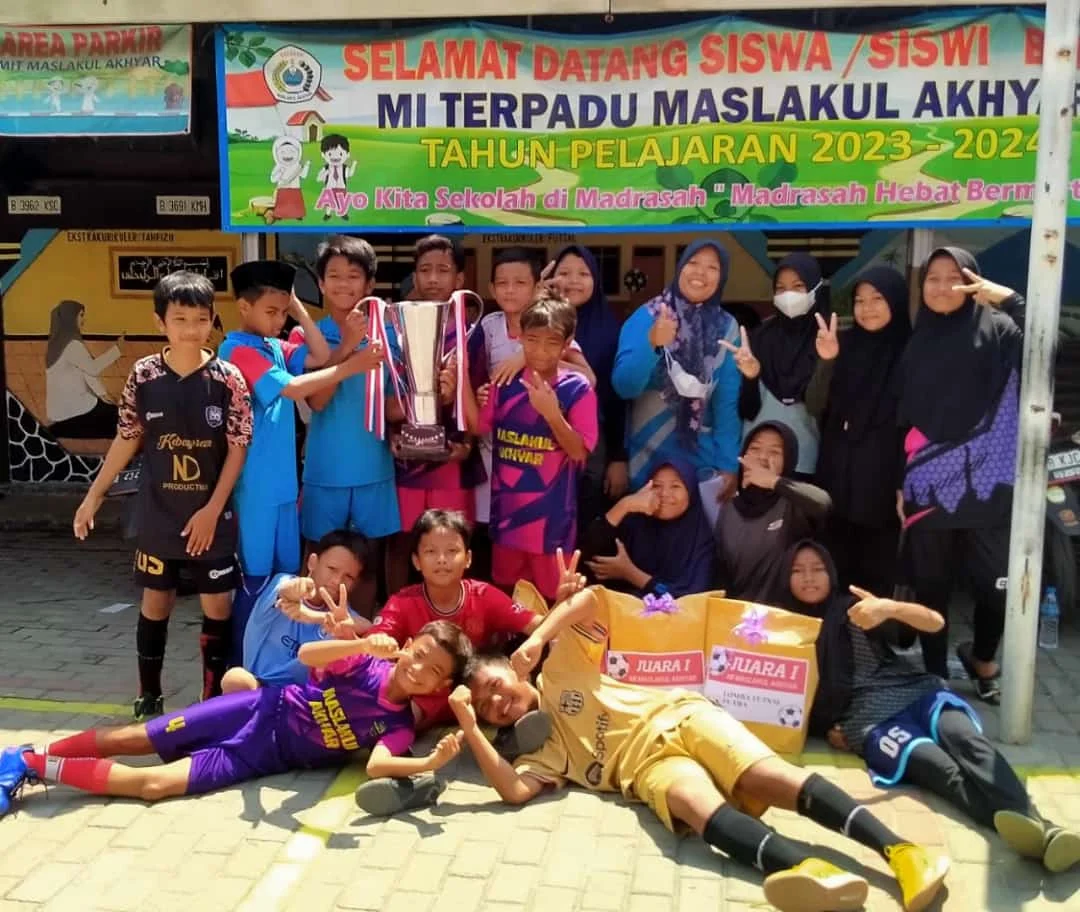 Halaman dan lorong kelas MI Maslakul Akhyar